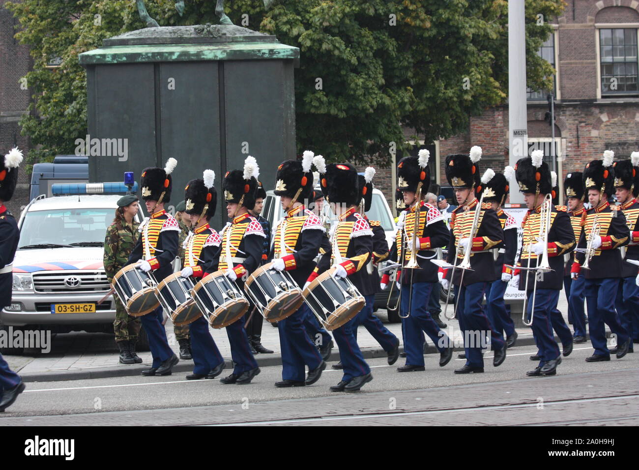 La Central de Banda Real Militar, del ejército de los Países Bajos realiza durante el desfile Prinsjesdag en Den Haag, Zuid Holland, Nederland Foto de stock