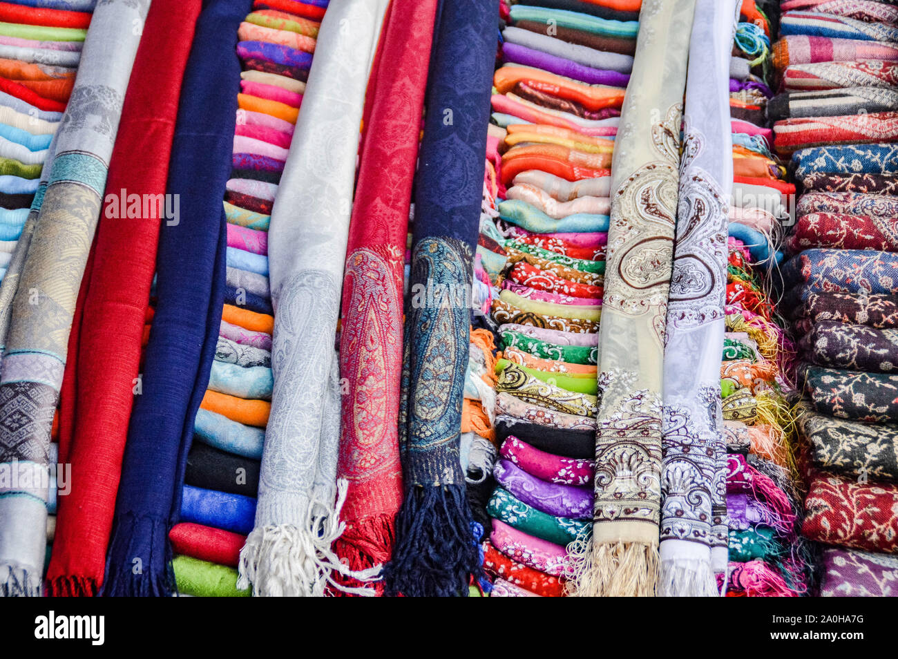 Sedas lao tejidas a mano tradicionales vendidas como recuerdos turísticos populares en los mercados callejeros de Luang Prabang, Laos Foto de stock