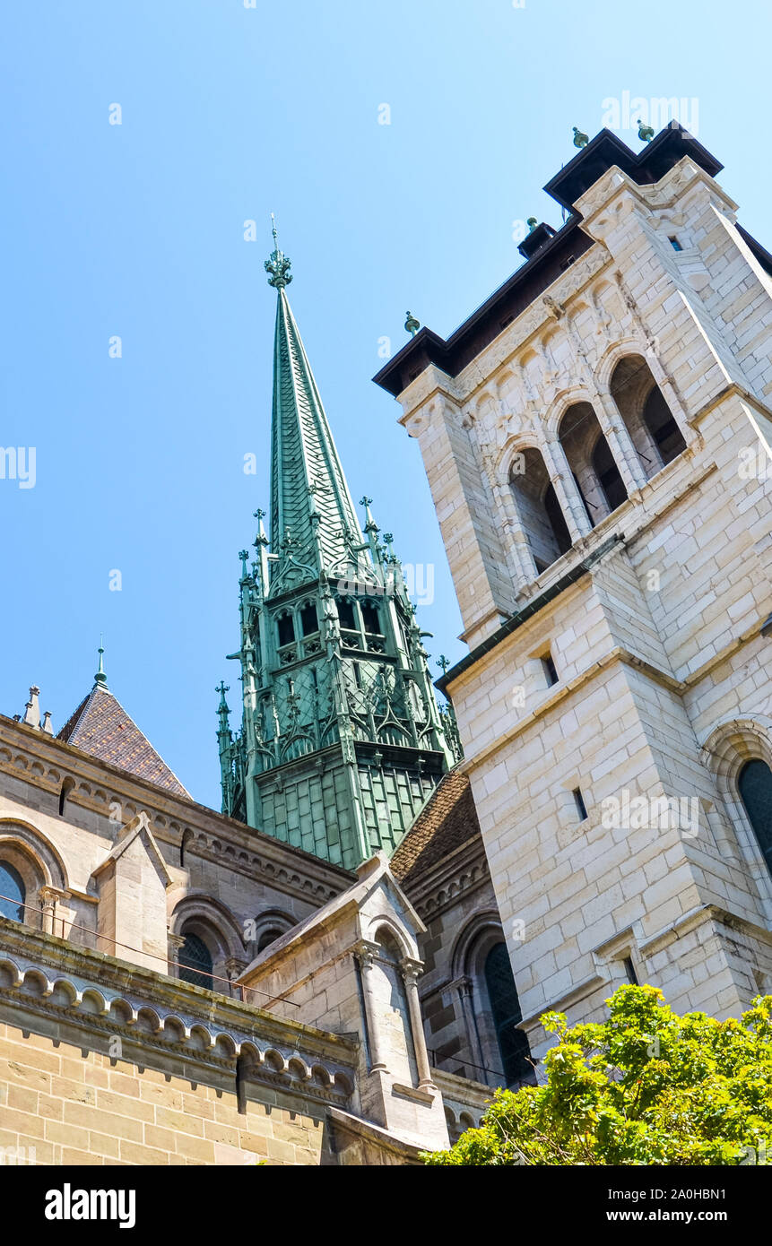 Fachada Exterior De La Catedral De Saint Pierre De Ginebra Suiza Construida Como Catedral Catolica Romana Pero Fue Reformada Iglesia Iglesia Protestante Durante La Reforma Torre De La Catedral Fotografia De Stock