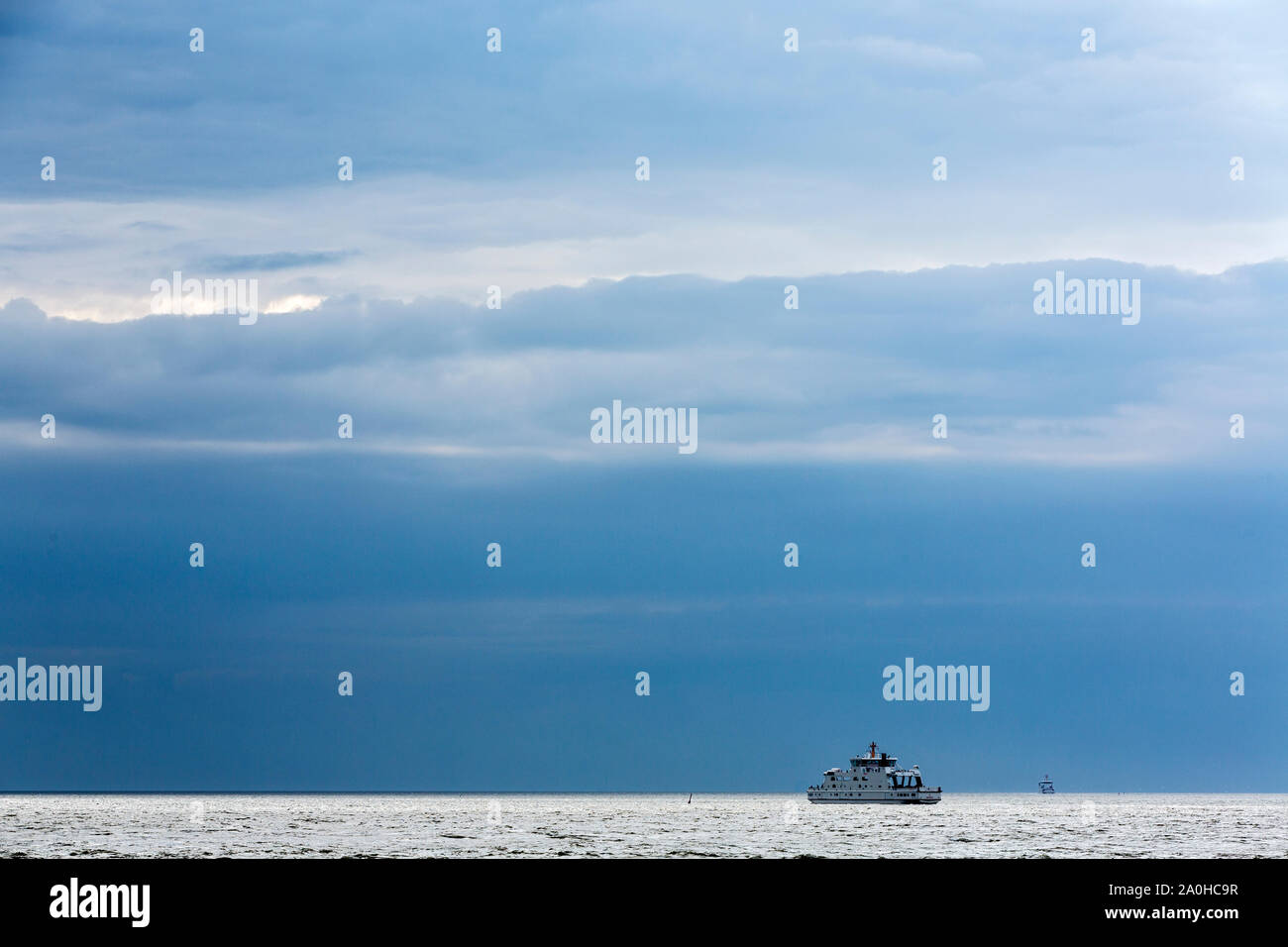 Norderney, Weststrand, Meer, Himmel, Regenwolken, Fähre Foto de stock