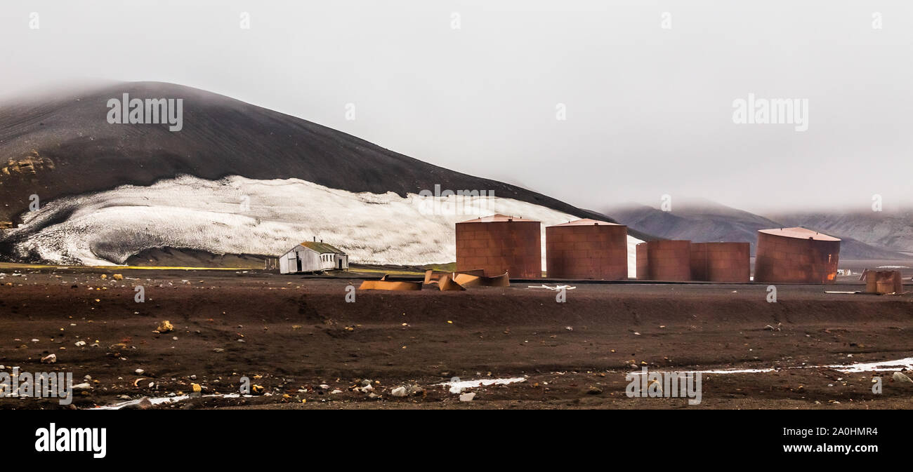Abandonada estación de cazadores de ballenas de Noruega grasa tanques oxidados panorama en la Isla Decepción, Antártida Foto de stock
