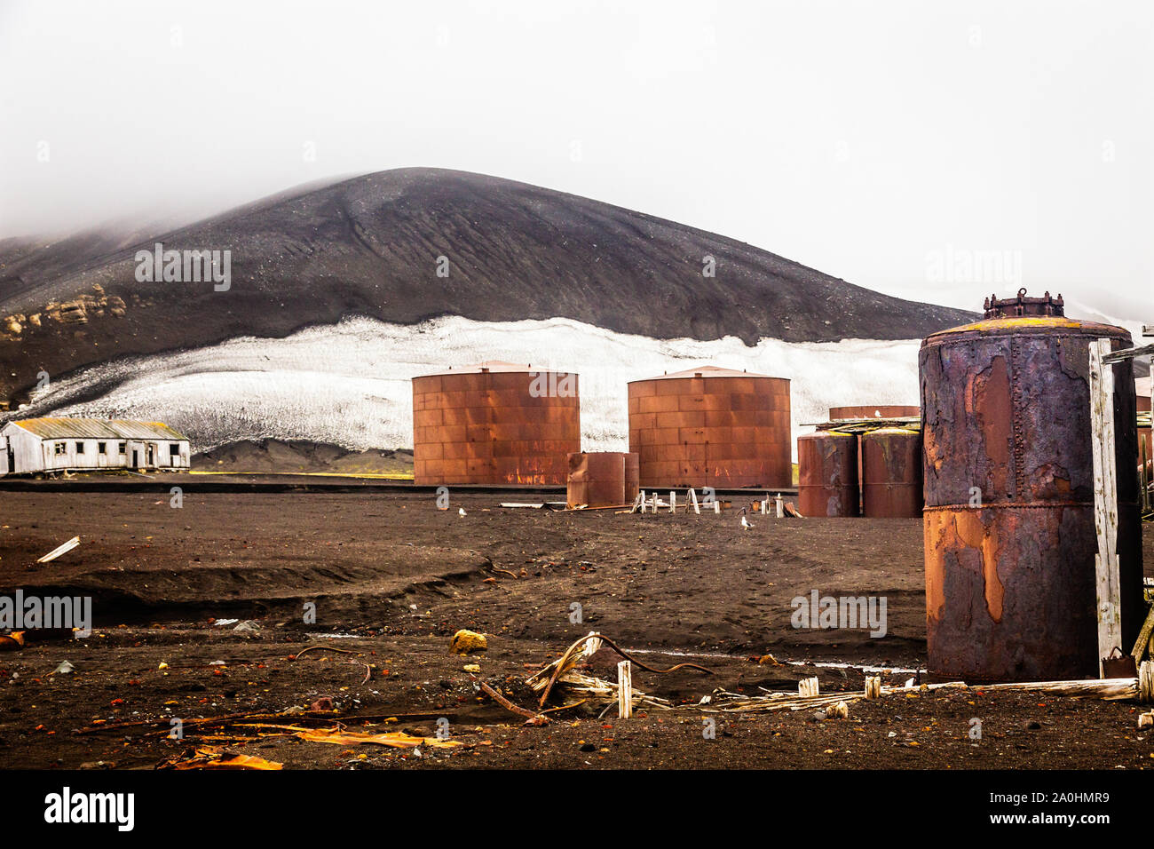Abandonada estación de cazadores de ballenas de Noruega grasa tanques oxidados panorama en la Isla Decepción, Antártida Foto de stock