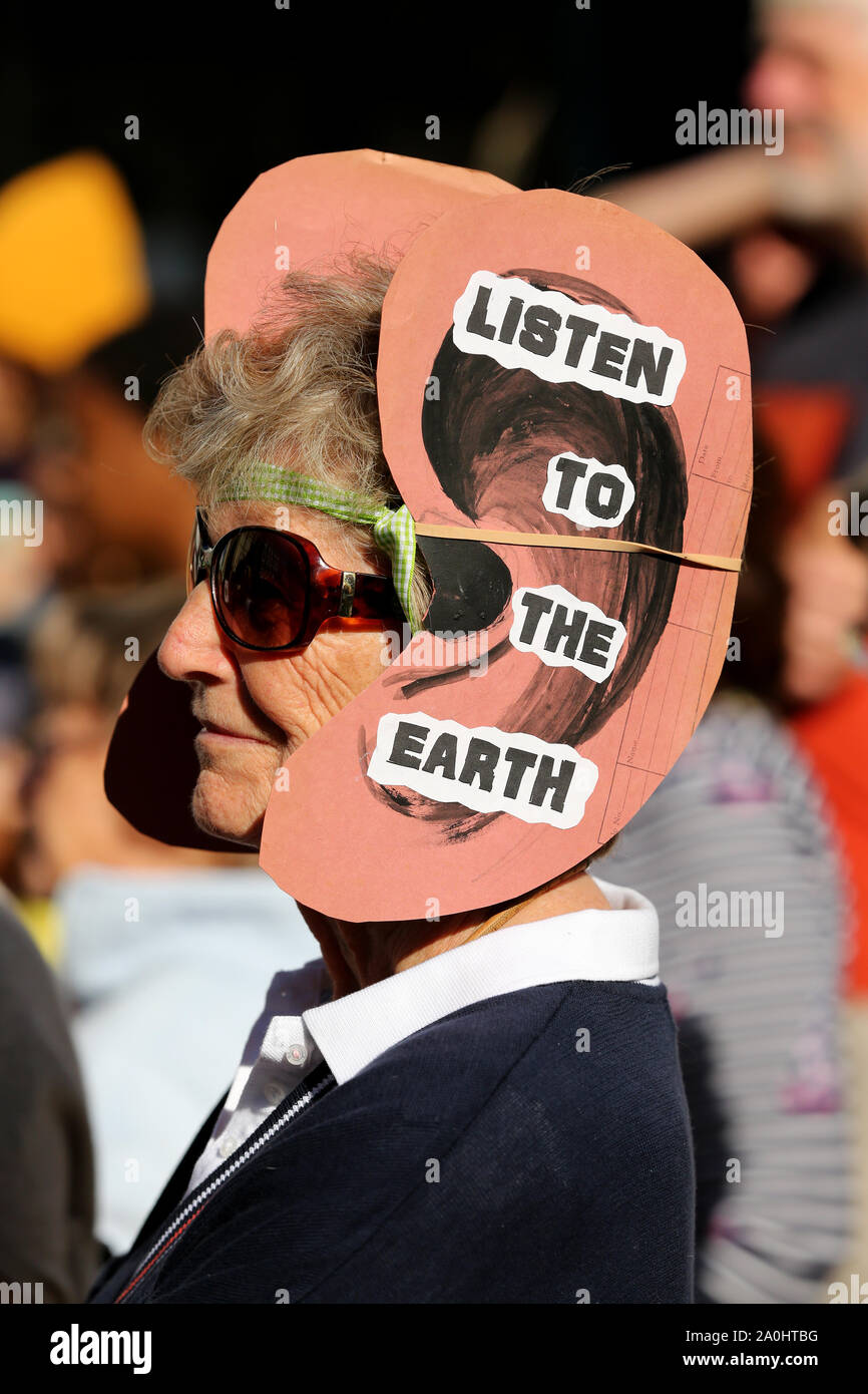 Chichester, UK. 20 Sep, 2019. Chichester, West Sussex, Reino Unido. Los miembros del público tomando parte en el clima mundial huelga de protesta en Chichester High Street. Viernes, 20 de septiembre de 2019 Crédito: Sam Stephenson/Alamy Live News Foto de stock