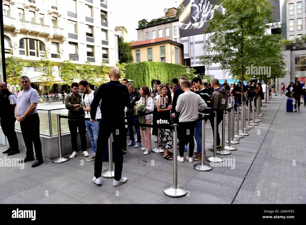 Coda, fila de gente en la tienda de Apple en la Plaza de la libertad por la del nuevo iPhone 11 y el nuevo Apple Watch Watch (5 Duilio Piaggesi/Fotogramma, -