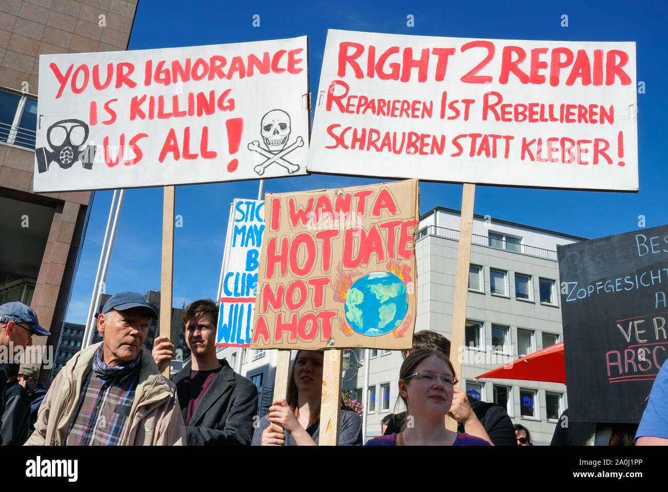 Dortmund/Alemania, 20.Sept.2019: Los participantes con sus carteles en el viernes para una futura demostración sobre el Cambio Climático Mundial Día en Dortmund, Alemania --- Dortmund, 20.09.2019: Teilnehmer mit ihren Plakaten bei der los viernes a weltweiten Future-Demonstration am Tag des Klimaschutzes en Dortmund, Alemania Foto de stock