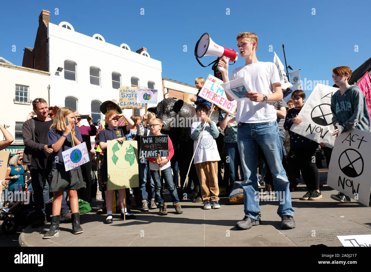 Hereford, Herefordshire, Reino Unido - El viernes 20 de septiembre de 2019 - Los estudiantes y alumnos de colegios y escuelas en Hereford escuchar discursos de activistas estudiantiles en un día de protesta contra el cambio climático conocido como el clima mundial huelga. Foto Steven Mayo / Alamy Live News Foto de stock