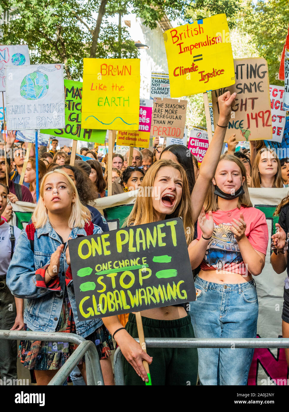 Londres, Reino Unido. 20 Sep, 2019. La gran multitud gattjered por  discursos en Millbank - una huelga general en favor de la justicia  climática, que contó con la participación de escolares, estudiantes