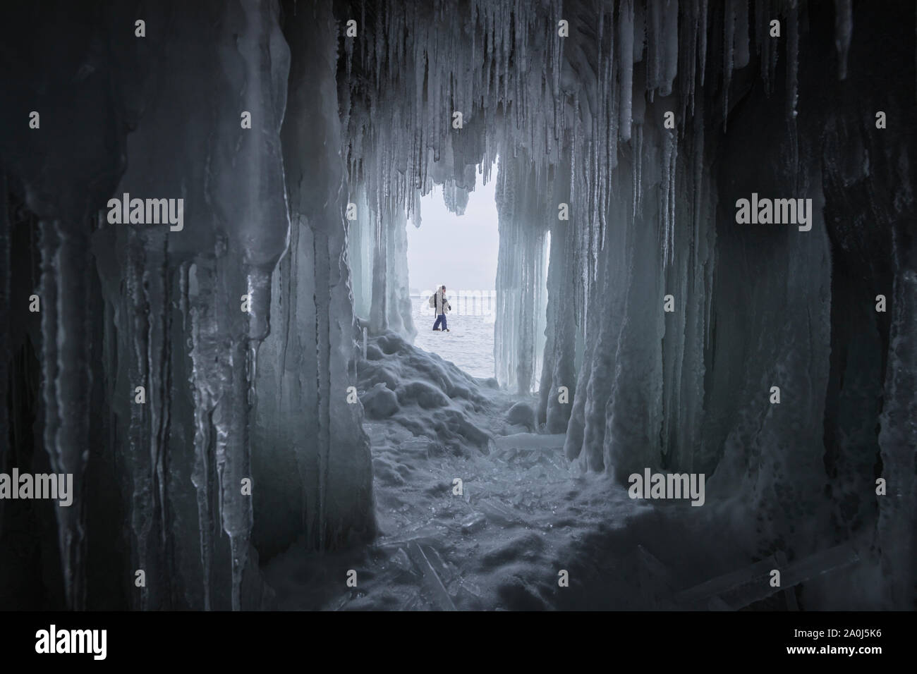 Cueva de hielo congelado desde el Lago Baikal. Foto de stock