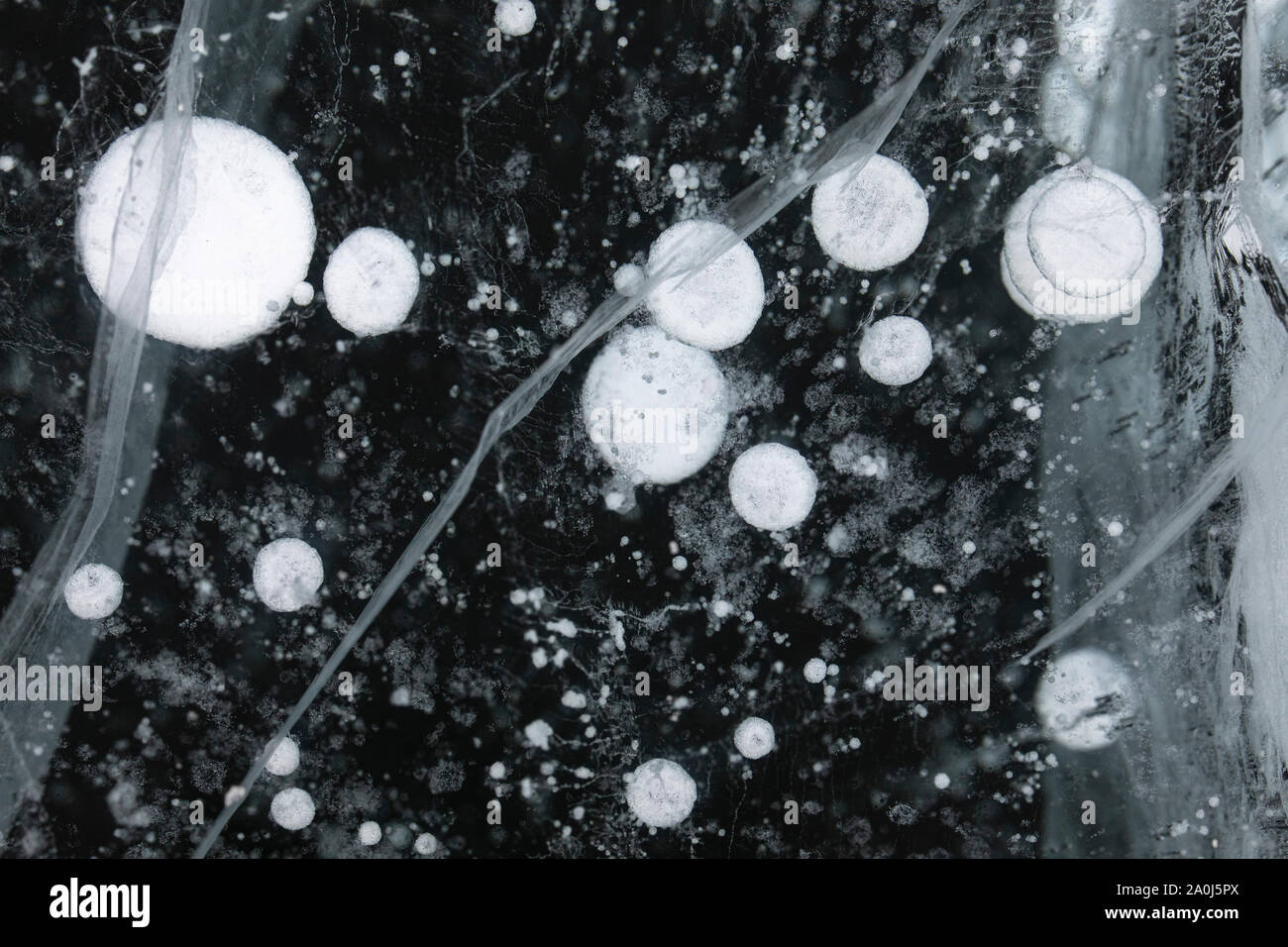 Burbujas de metano congelados dentro del hielo del lago Baikal Foto de stock