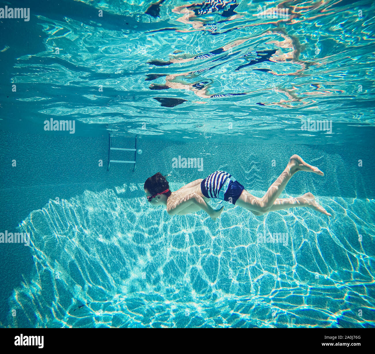 Imagen Submarina de boy nadar en una piscina. Foto de stock