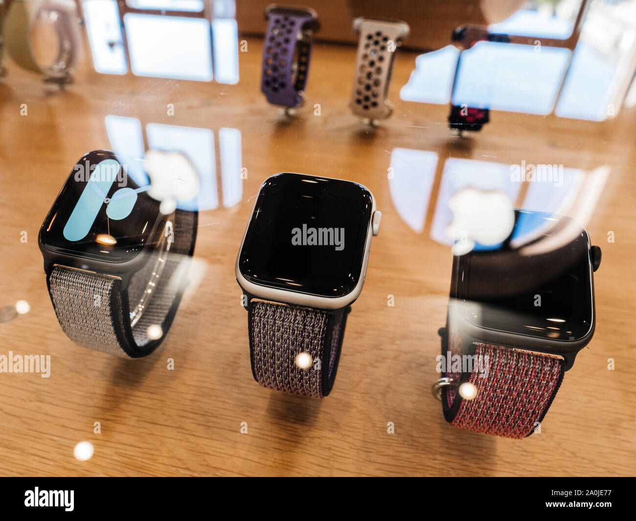 París, Francia - Sep 20, 2019: Macro shot de ti nueva Apple portátil serie  5 Ver presentación