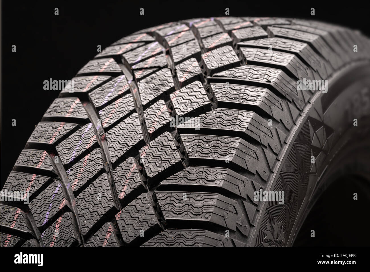 Neumáticos de invierno moderna fricción Velcro. conducción segura. imagen  rueda sobre un fondo negro, productos de caucho, autopartes Fotografía de  stock - Alamy