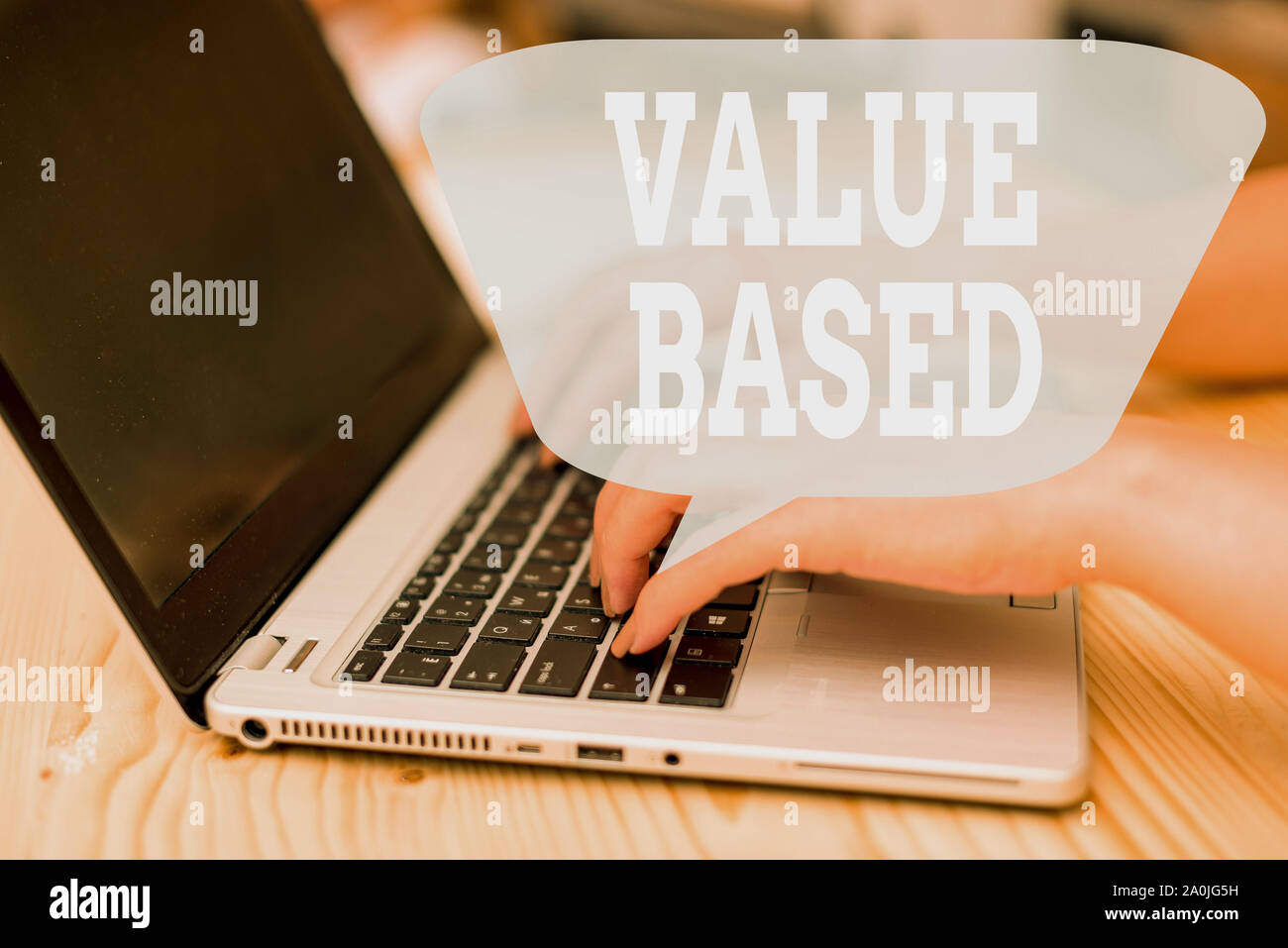 Escritura a mano conceptual mostrando valor basado. Concepto Significado considerando el producto vale la pena por la satisfacción del cliente Mujer con portátil y smartphone Foto de stock