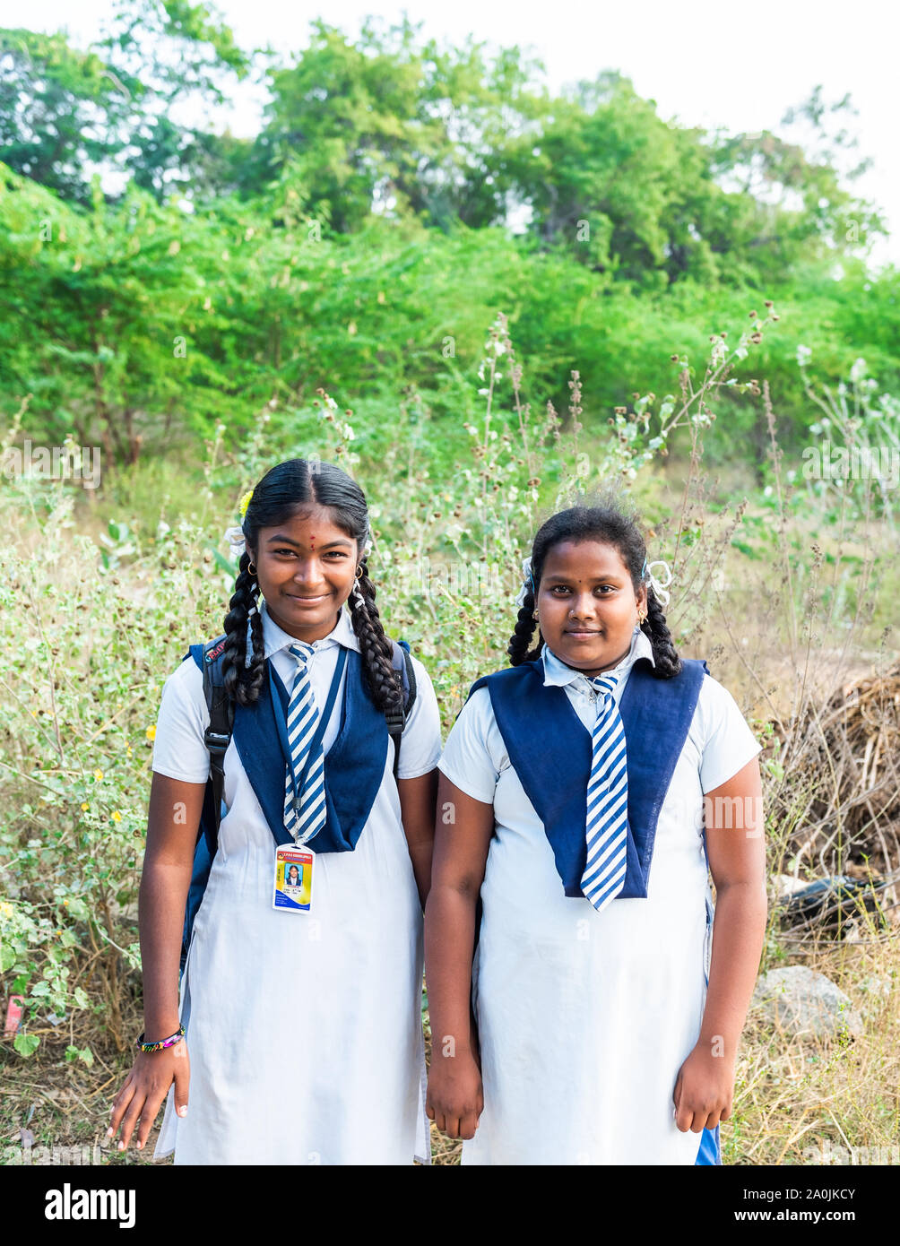 PUTTAPARTHI, INDIA - Noviembre 29, 2018: Dos niñas indias en uniforme escolar. Vertical. Con el enfoque selectivo Foto de stock