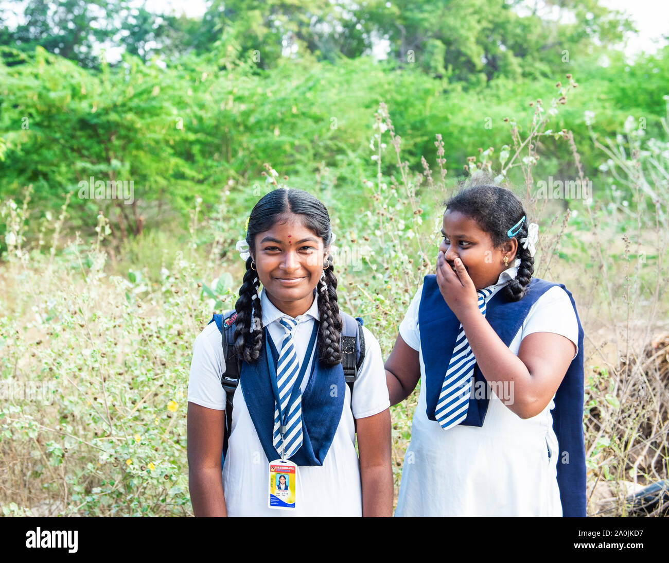 PUTTAPARTHI, INDIA - Noviembre 29, 2018: Dos niñas indias en uniforme escolar. Con el enfoque selectivo Foto de stock
