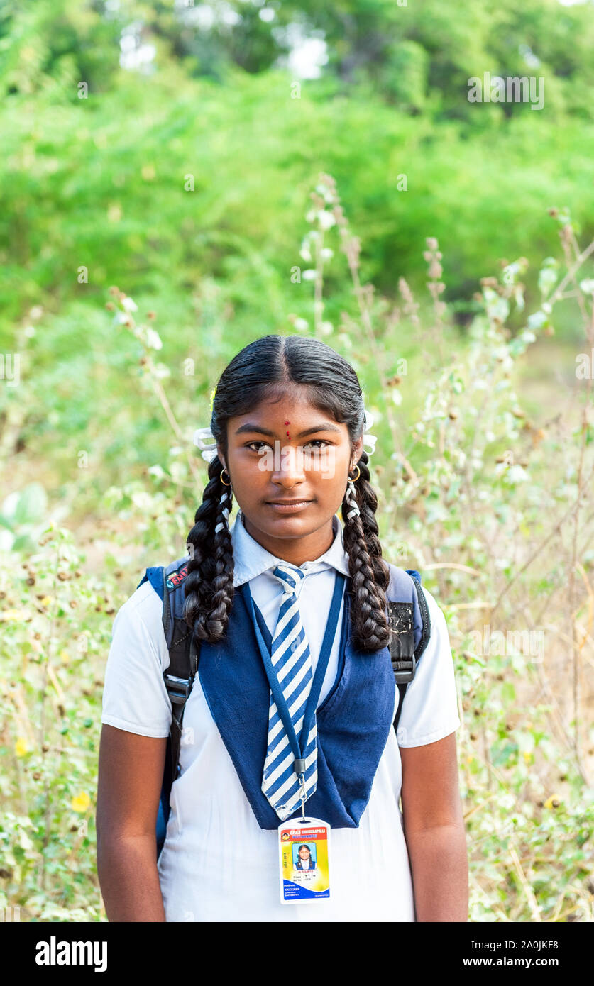 PUTTAPARTHI, INDIA - Noviembre 29, 2018: niña india en uniforme escolar. Vertical. Con el enfoque selectivo Foto de stock