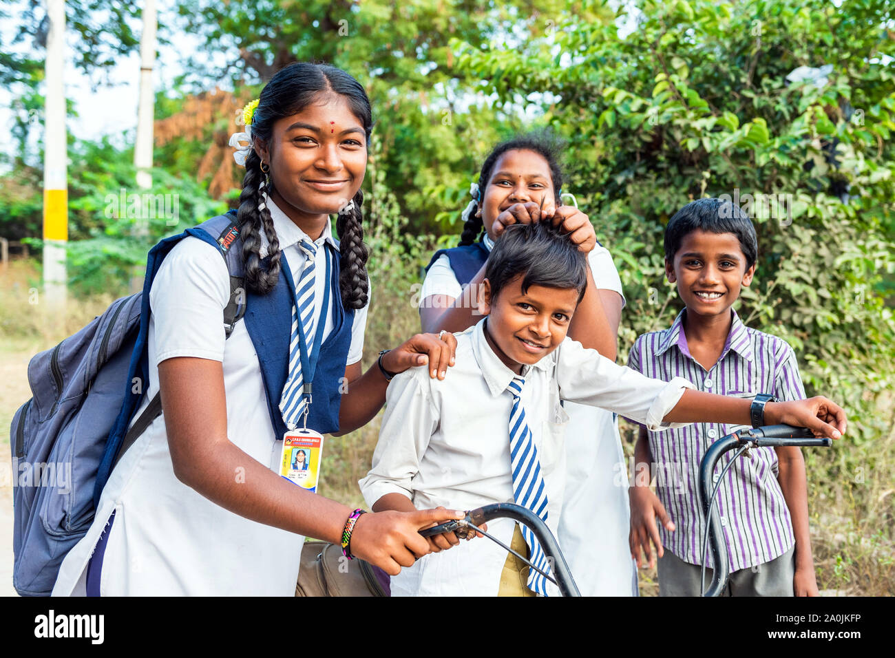 PUTTAPARTHI, INDIA - Noviembre 29, 2018: Indian escolares en una calle de la ciudad. Con el enfoque selectivo Foto de stock