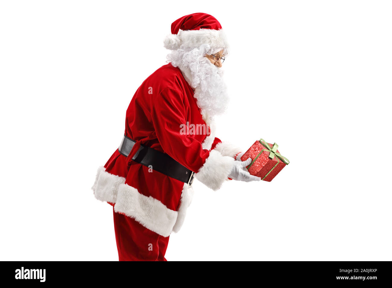Perfil de Santa Claus dar un presente aislado sobre fondo blanco Fotografía  de stock - Alamy
