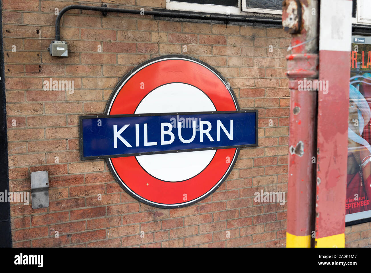 La estación de metro KilBurn panel metro Londres famosos TFL nombre azul y  rojo Fotografía de stock - Alamy