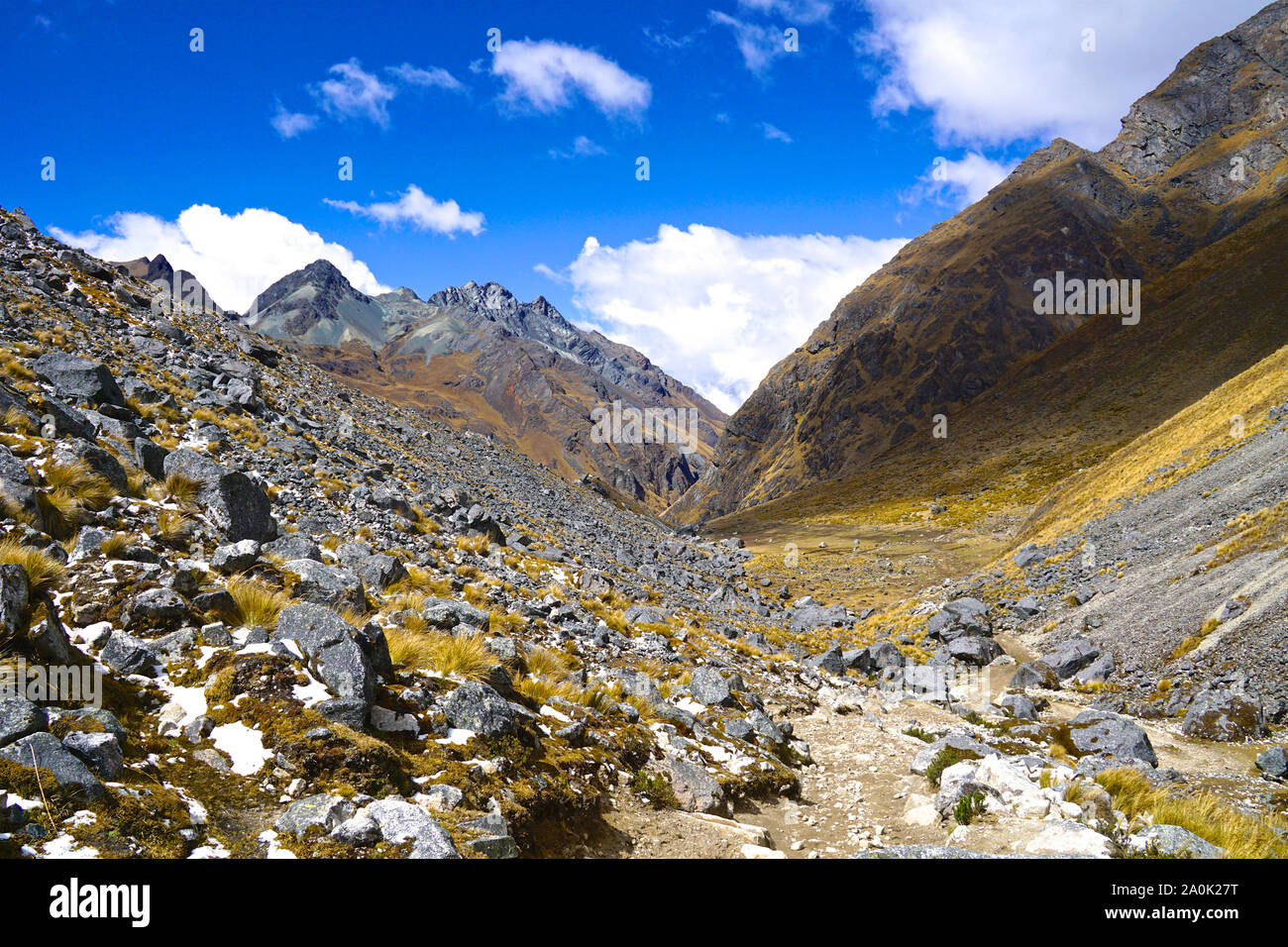 El Salkantay trek en Perú (algunas veces referido como el Salcantay trail) es la alternativa más popular caminata a Machu Picchu - ofrece a los excursionistas un increíblemente diversa experiencia de trekking, es relativamente fácil de acceder desde Cusco y a diferencia del Clásico Camino Inca, no se permiten limitaciones. El sendero estancias a través de increíbles paisajes donde la selva de tierras bajas da lugar a altas montañas alpinas con glaciares y ajustes, la más impresionante de las cuales es Nevada Salkantay. Foto de stock