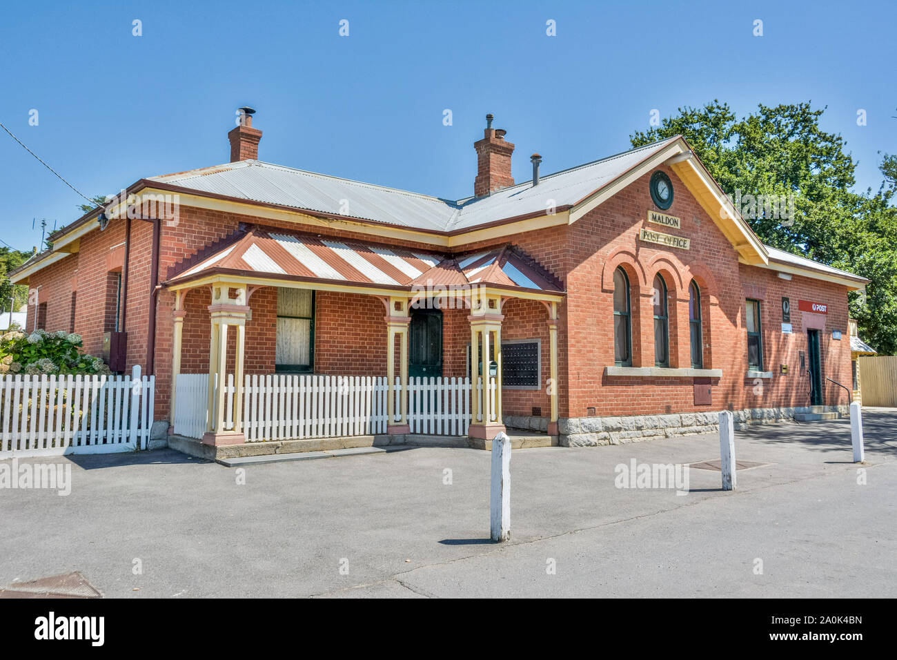 Maldon, Victoria, Australia - 1 de marzo de 2017. Vista exterior de la oficina de correos en Maldon en Maldon, VIC. Construido en 1870, este fue el hogar de infancia de un local. Foto de stock