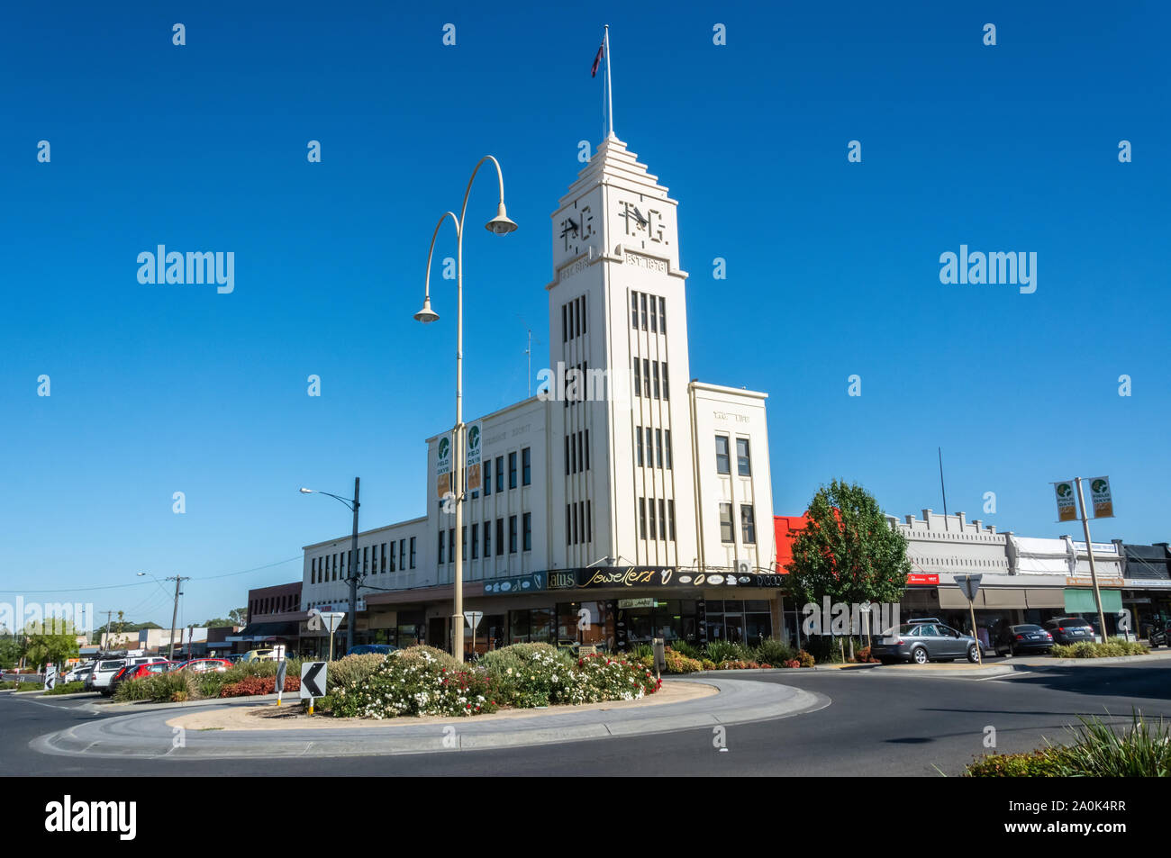 Horsham, Victoria, Australia - 4 de marzo de 2017. Vista exterior del histórico edificio de T&G en Horsham, VIC, a través de una rotonda. Foto de stock