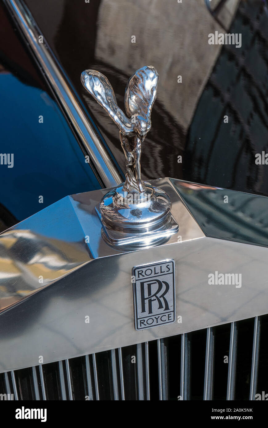 MADRID, España - 14 de septiembre de 2019: vista frontal de un Rolls Royce. Rolls-Royce Motor Cars es un fabricante británico de automóviles de lujo con sede en el G Foto de stock