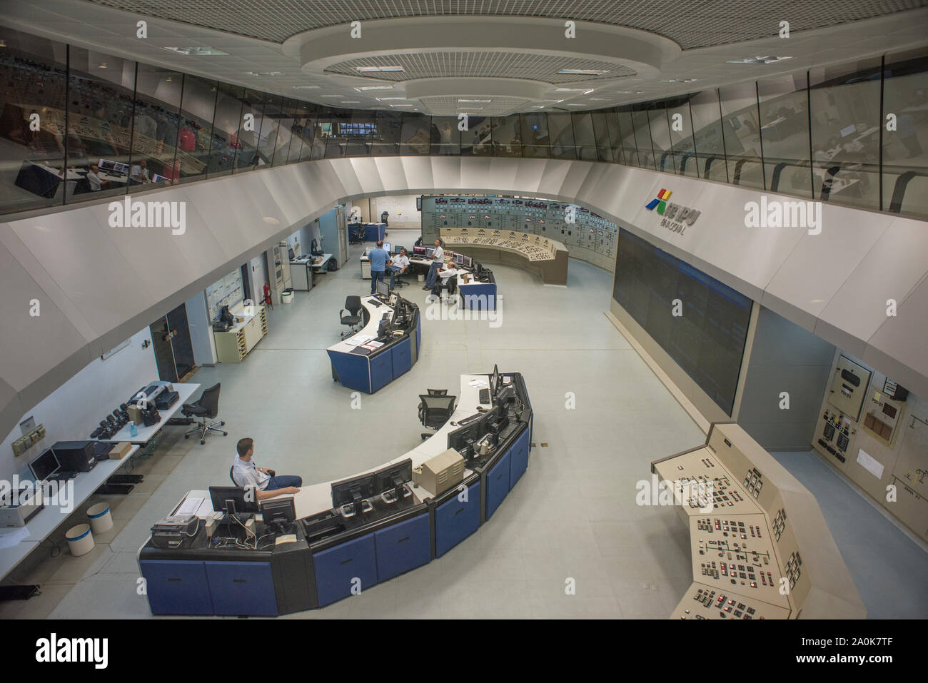 Los ingenieros de Itaipú en la sala de control Foto de stock