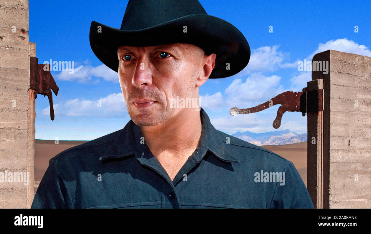 Cabeza y hombros Retrato del hombre en el sombrero de cowboy contra el fondo del desierto Foto de stock