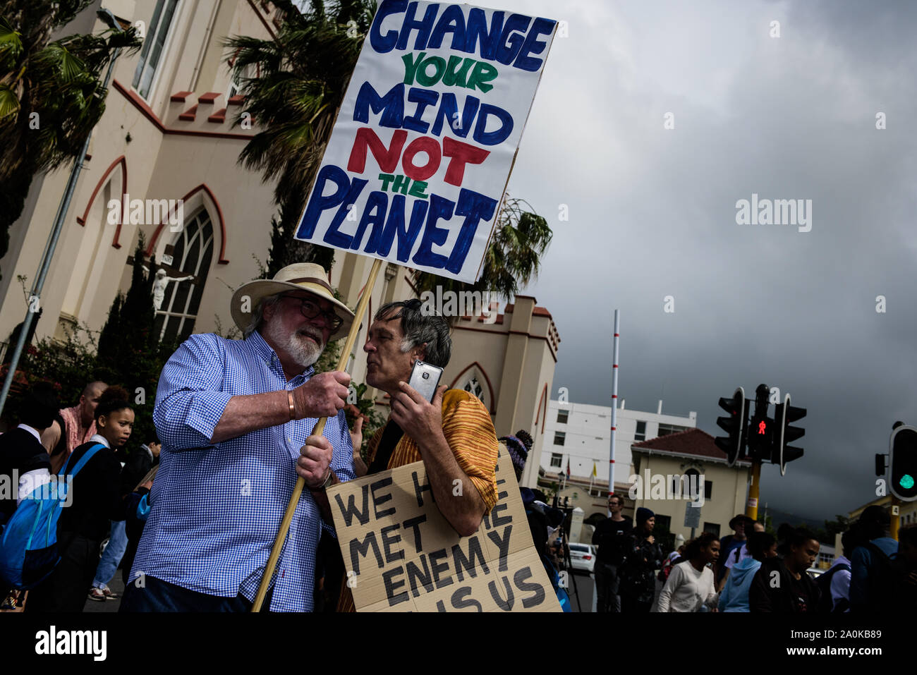 Los baby boomers unirse al clima global strike inspirado por el activista Greta Thunberg en Cape Town admitir culpabilidad. "Hemos conocido al enemigo. Es nosotros". Foto de stock