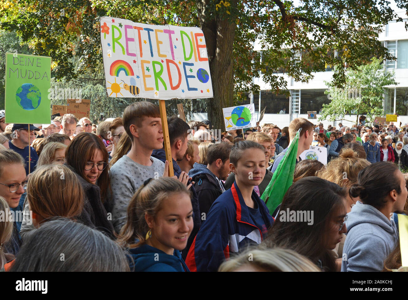 Los jóvenes Demonstrants con signos de protesta reunión durante el clima mundial Huelga en Heidelberg, Alemania Foto de stock
