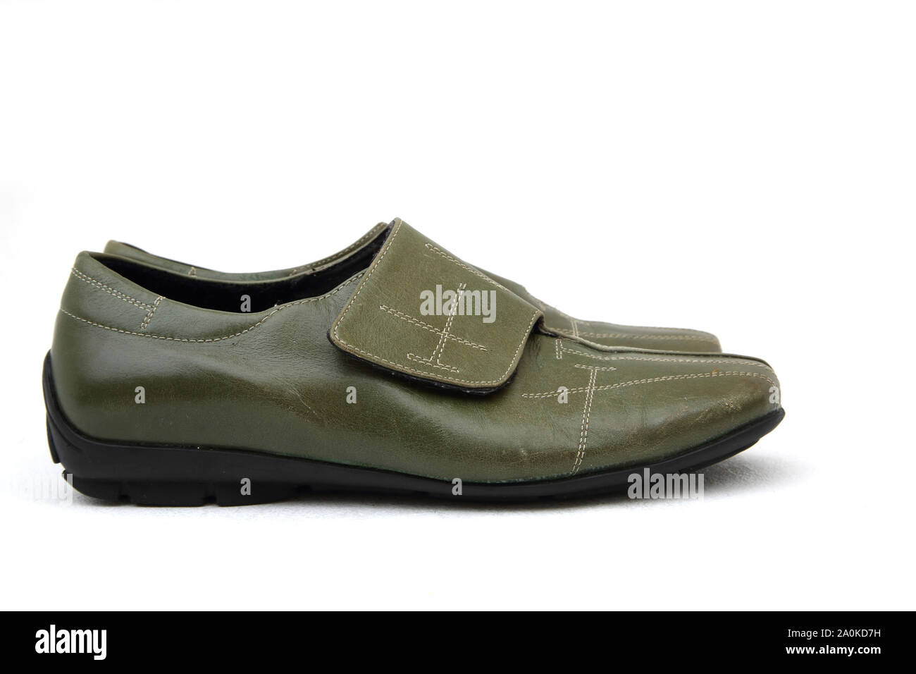 Un par de zapatos argentinos verde con cierre de Velcro Fotografía de stock  - Alamy