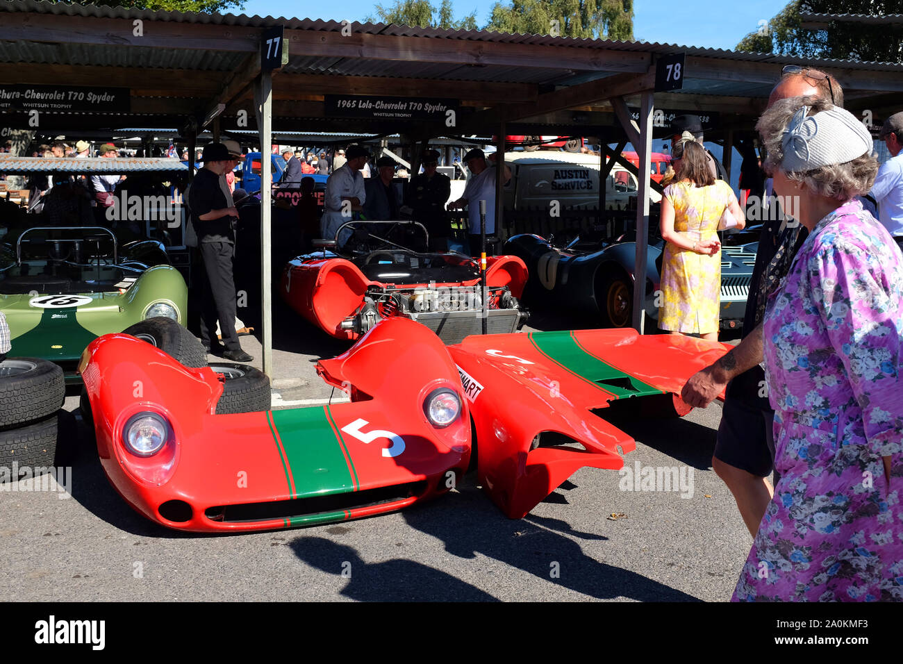 Septiembre 2019 - Classic Lola Chevrolet race car en el paddock en el encuentro "Goodwood Revival" Foto de stock