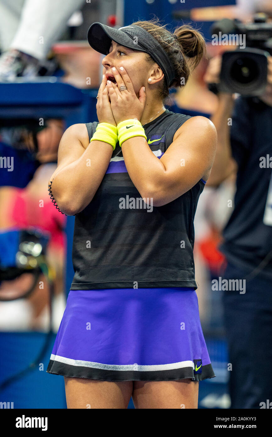Bianca Andreescu de Canadá de la reacción emocional tras derrotar a Serena Williams de los EE.UU. y ganar los singles femeninos final en el US Open 2019 Foto de stock