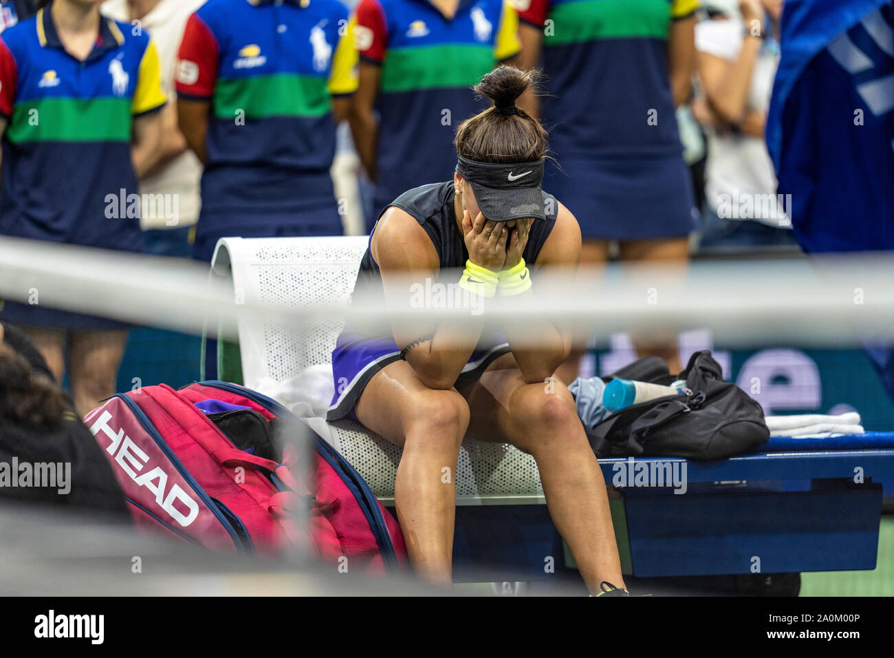 Bianca Andreescu de Canadá de la reacción emocional tras derrotar a Serena Williams de los EE.UU. y ganar los singles femeninos final en el US Open 2019 Foto de stock