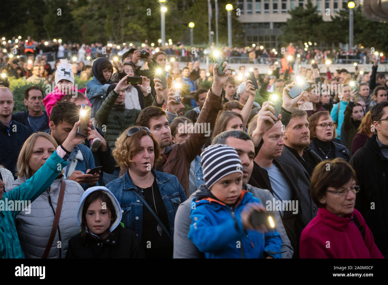 BRATISLAVA, Eslovaquia - Sep 20, 2019: protesta antigubernamental tiene lugar en la plaza de la libertad de Bratislava. Las protestas continuaron en todo Eslovaquia Foto de stock