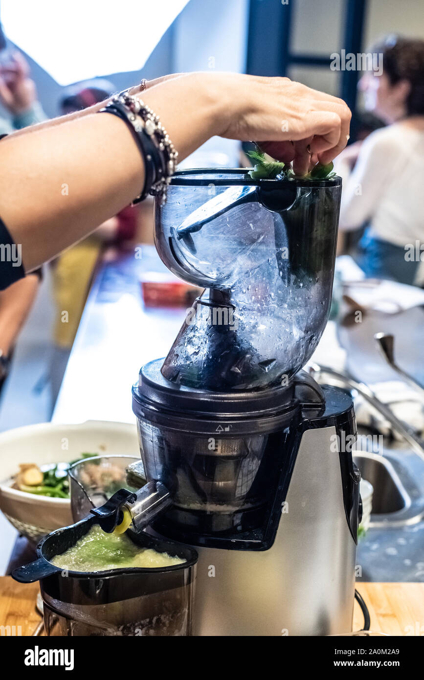 Mujer preparando un jugo verde sano en una licuadora Fotografía de stock -  Alamy