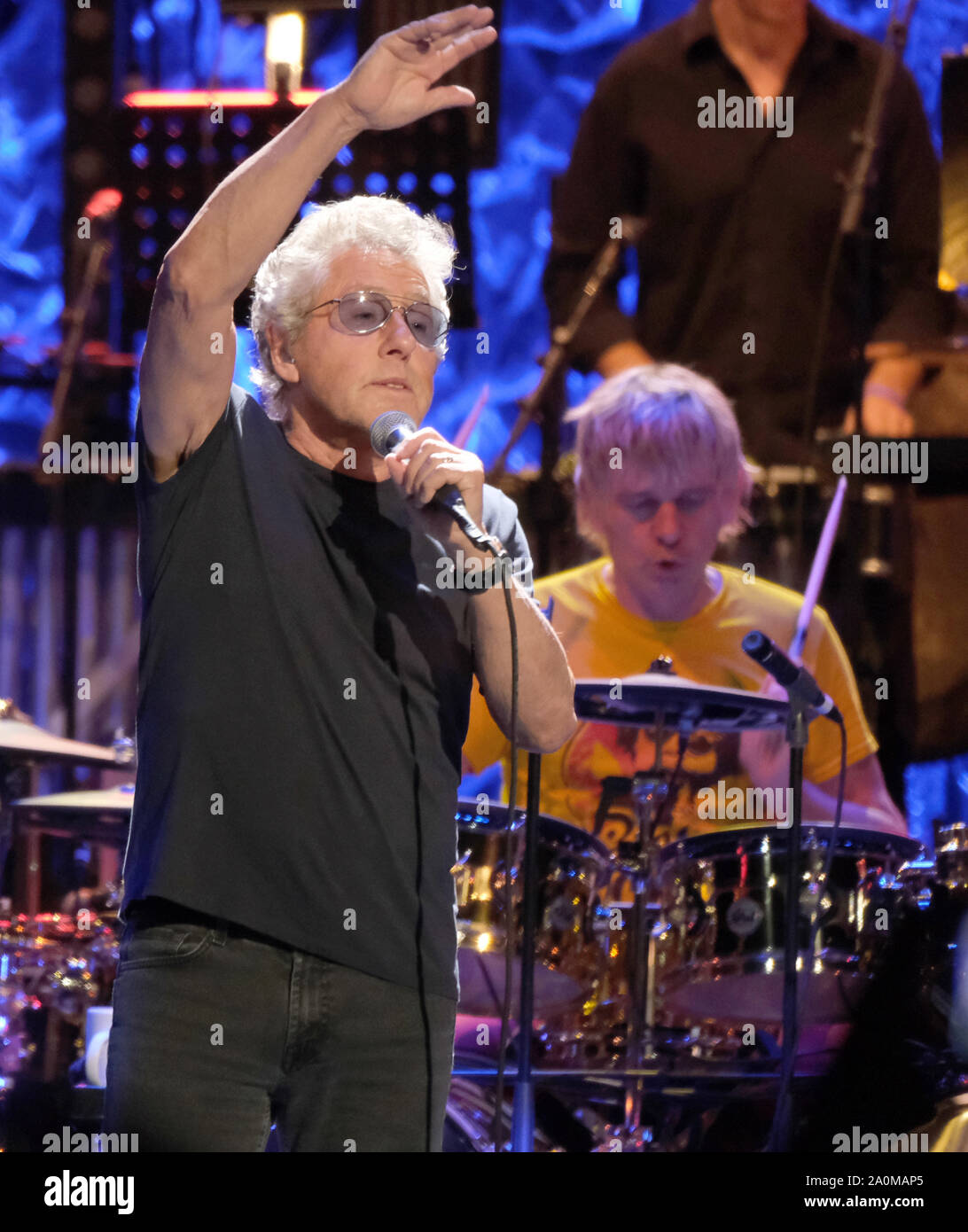 Sunrise, Estados Unidos. 20 Sep, 2019. La OMS 'Moving On!" Tour 2019 con Roger Daltrey y Keith Moon en batería realice en el escenario del BB&T Center en Sunrise, Florida, el viernes, 20 de septiembre de 2019. Foto por Gary I Rothstein/UPI Crédito: UPI/Alamy Live News Foto de stock