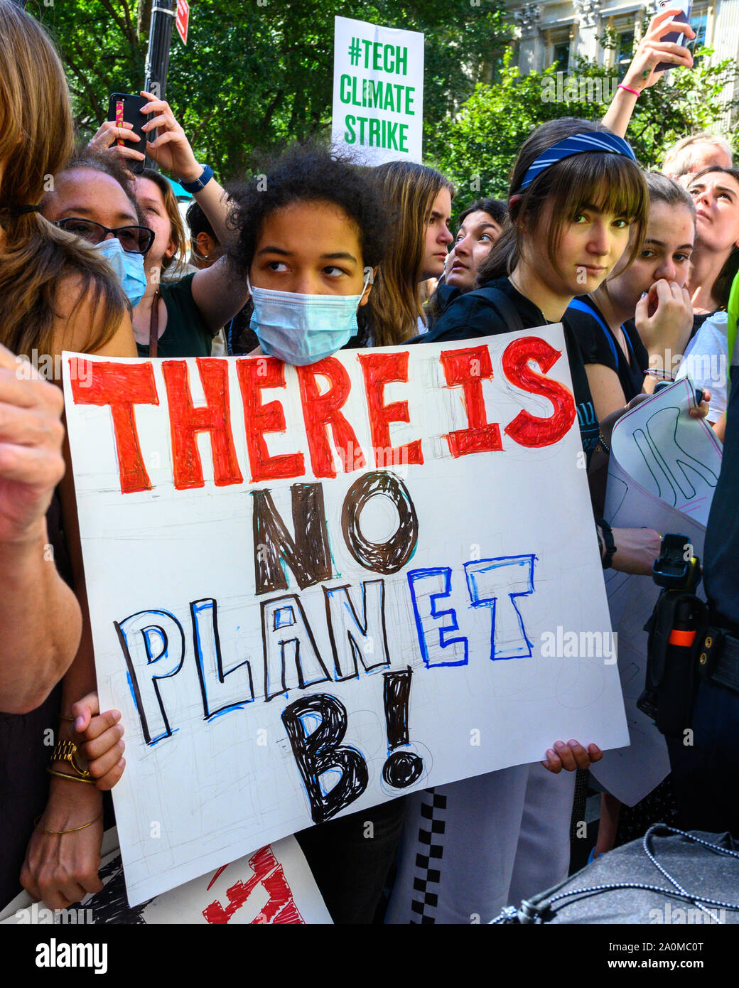 Nueva York, Estados Unidos, 20 de septiembre de 2019. La gente marcha a través de la ciudad de Nueva York durante una huelga del clima de rally, como decenas de miles de personas se unieron a la protesta mundial para exigir medidas inmediatas para combatir el cambio climático. Crédito: Enrique Shore/Alamy Live News Foto de stock
