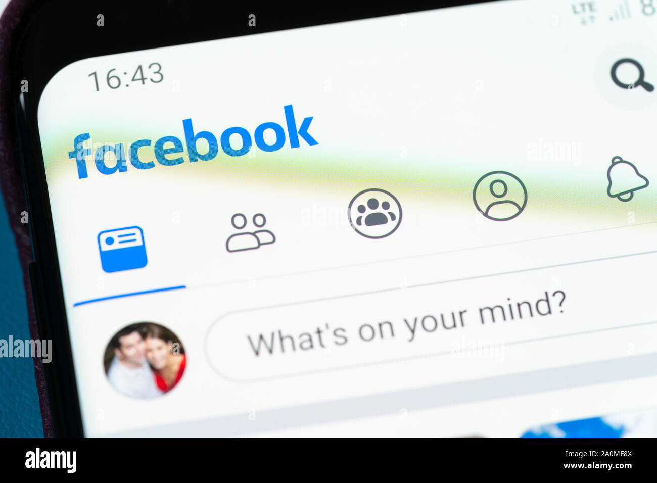 Un acercamiento de los medios de comunicación social Facebook app en la pantalla del smartphone Foto de stock