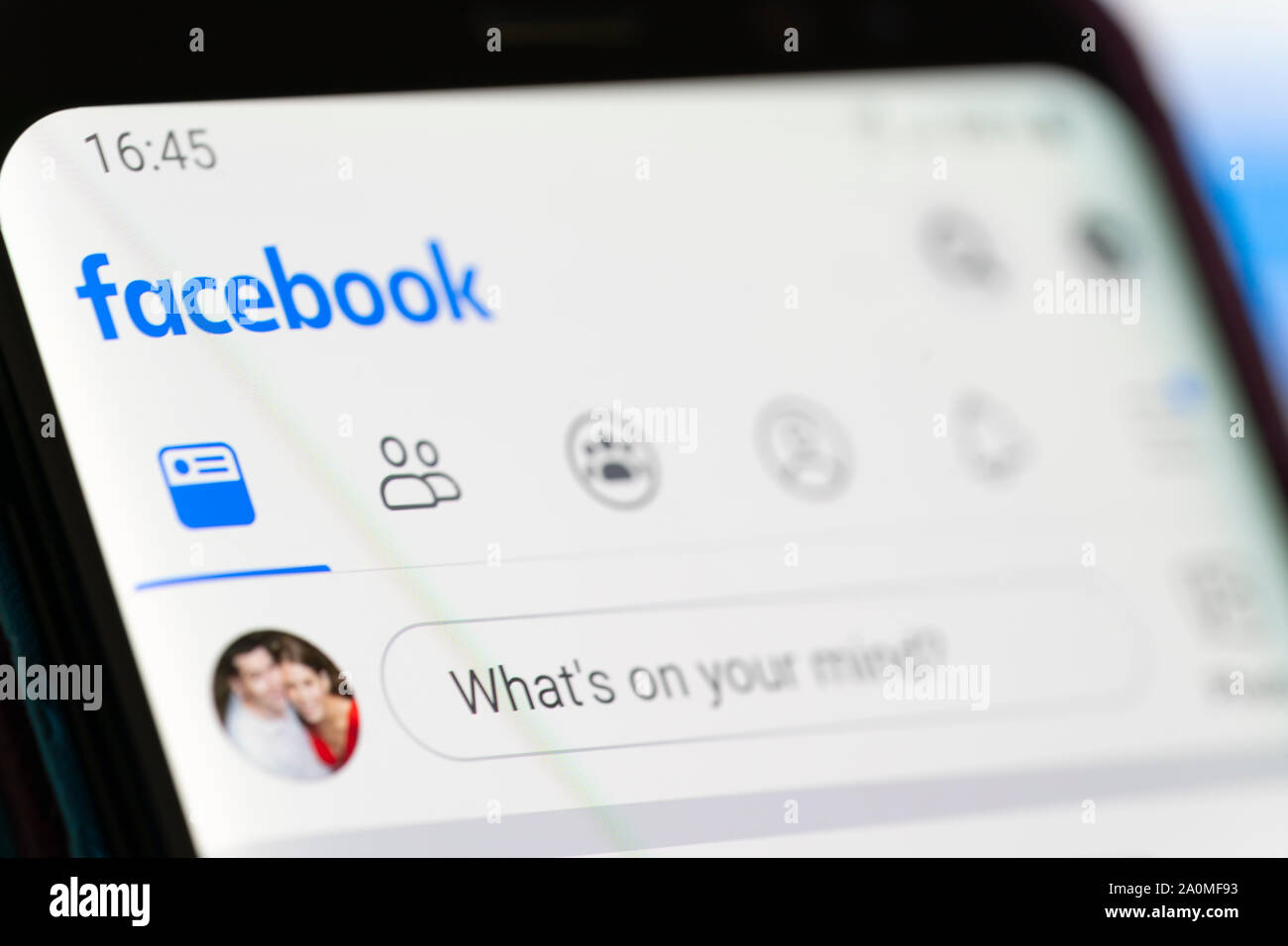 Un acercamiento de los medios de comunicación social Facebook app en la pantalla del smartphone Foto de stock
