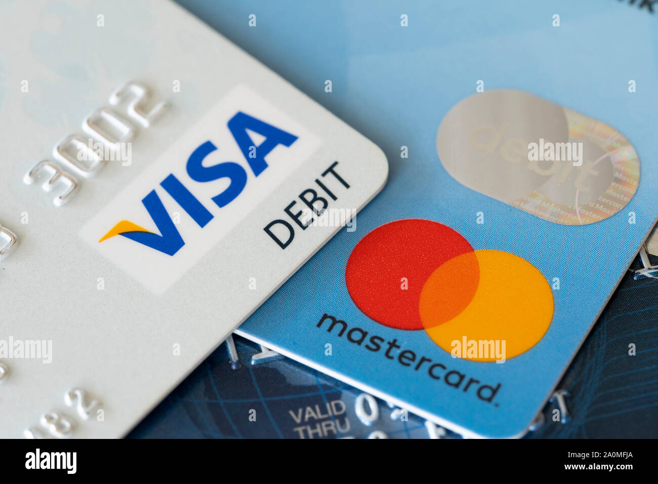 Debit Visa y Mastercard Tarjetas de crédito mostrando los conceptos de finanzas y deuda Foto de stock