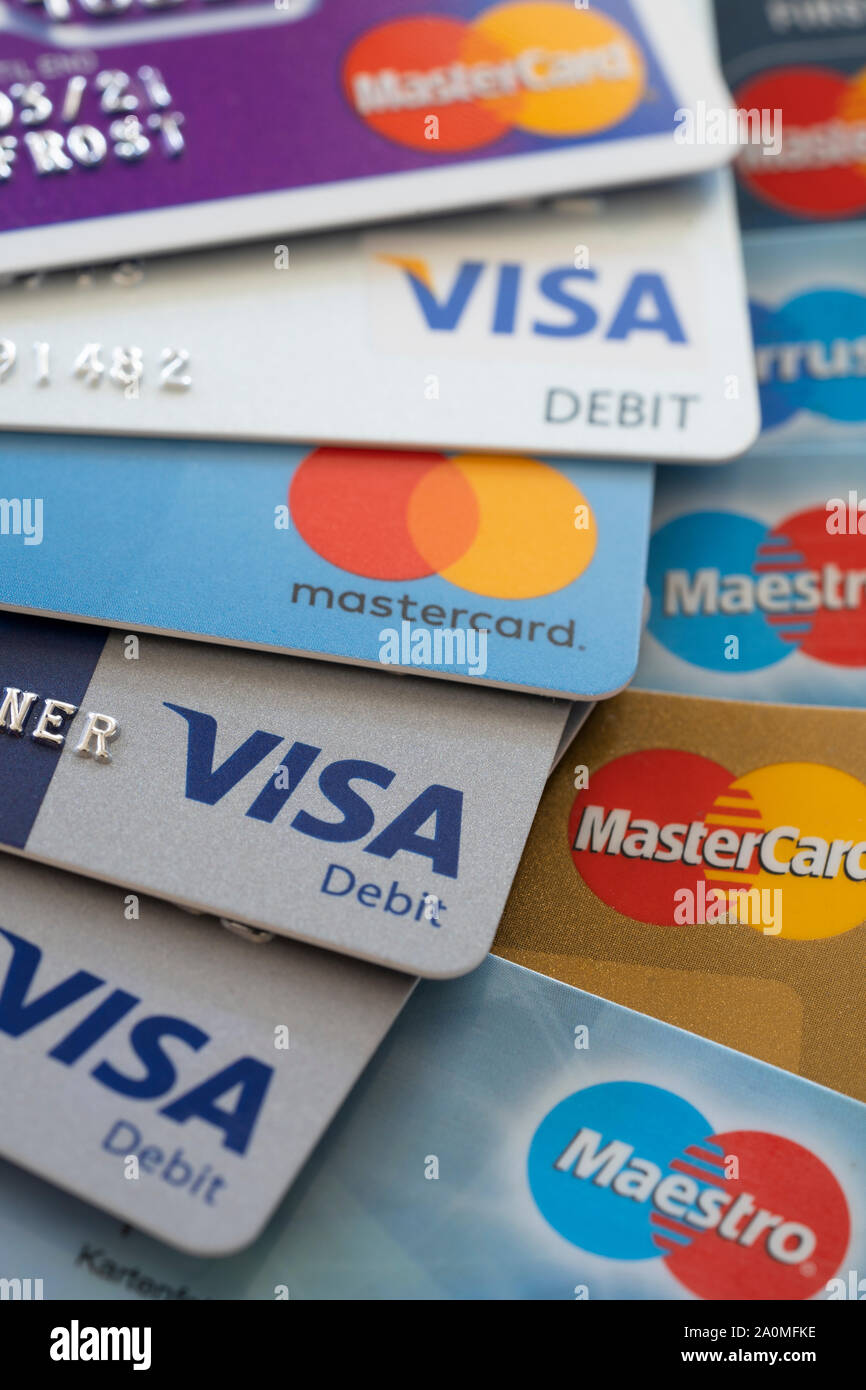 Debit Visa y Mastercard Tarjetas de crédito mostrando los conceptos de finanzas y deuda Foto de stock