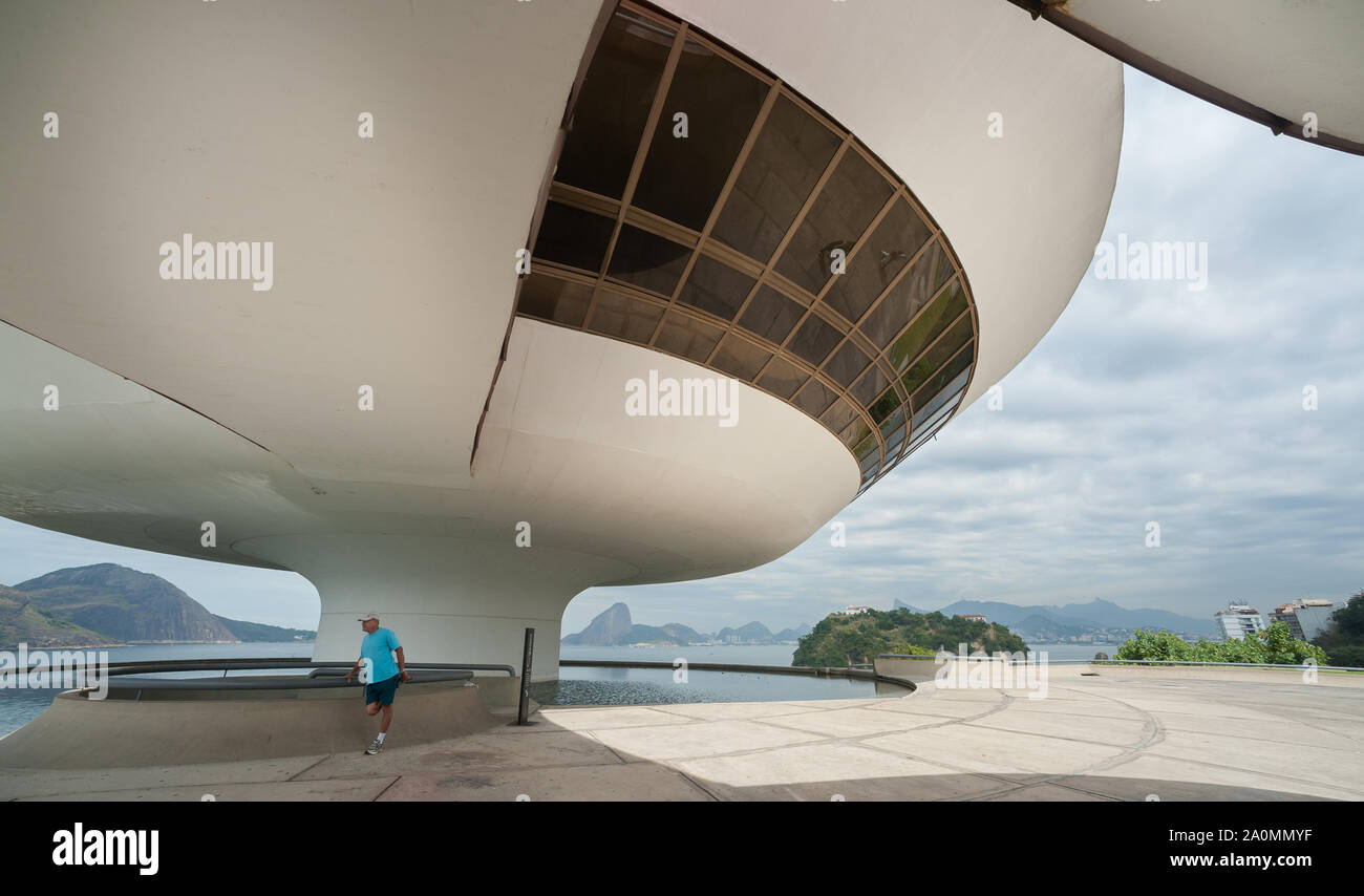 Río de Janeiro, Brasil - 17 de agosto de 2013: Vista exterior del museo de arte contemporáneo por Oscar Niemeyer en Niteroi Foto de stock