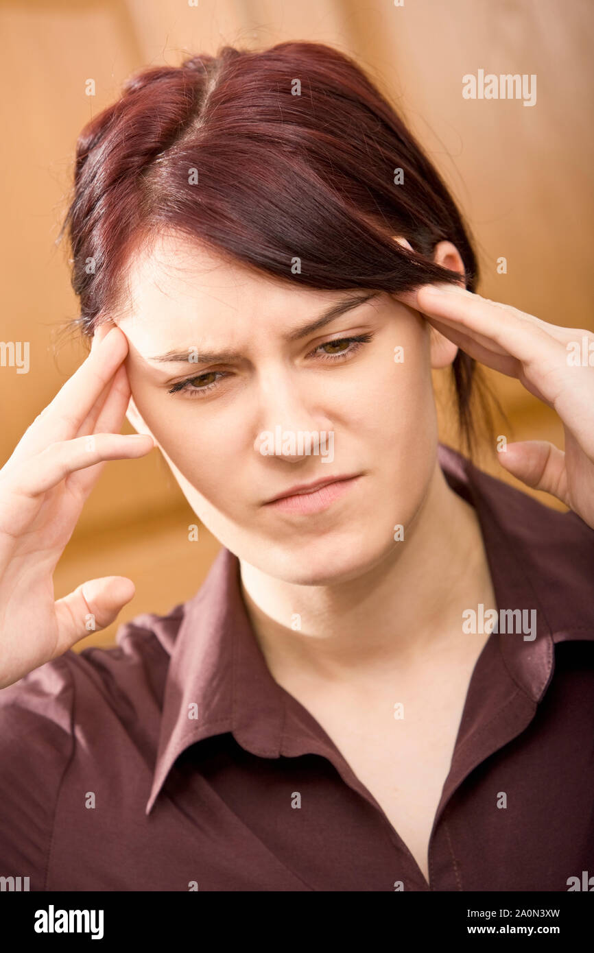 Mujer joven con dolor de cabeza, estrés, depresión Foto de stock