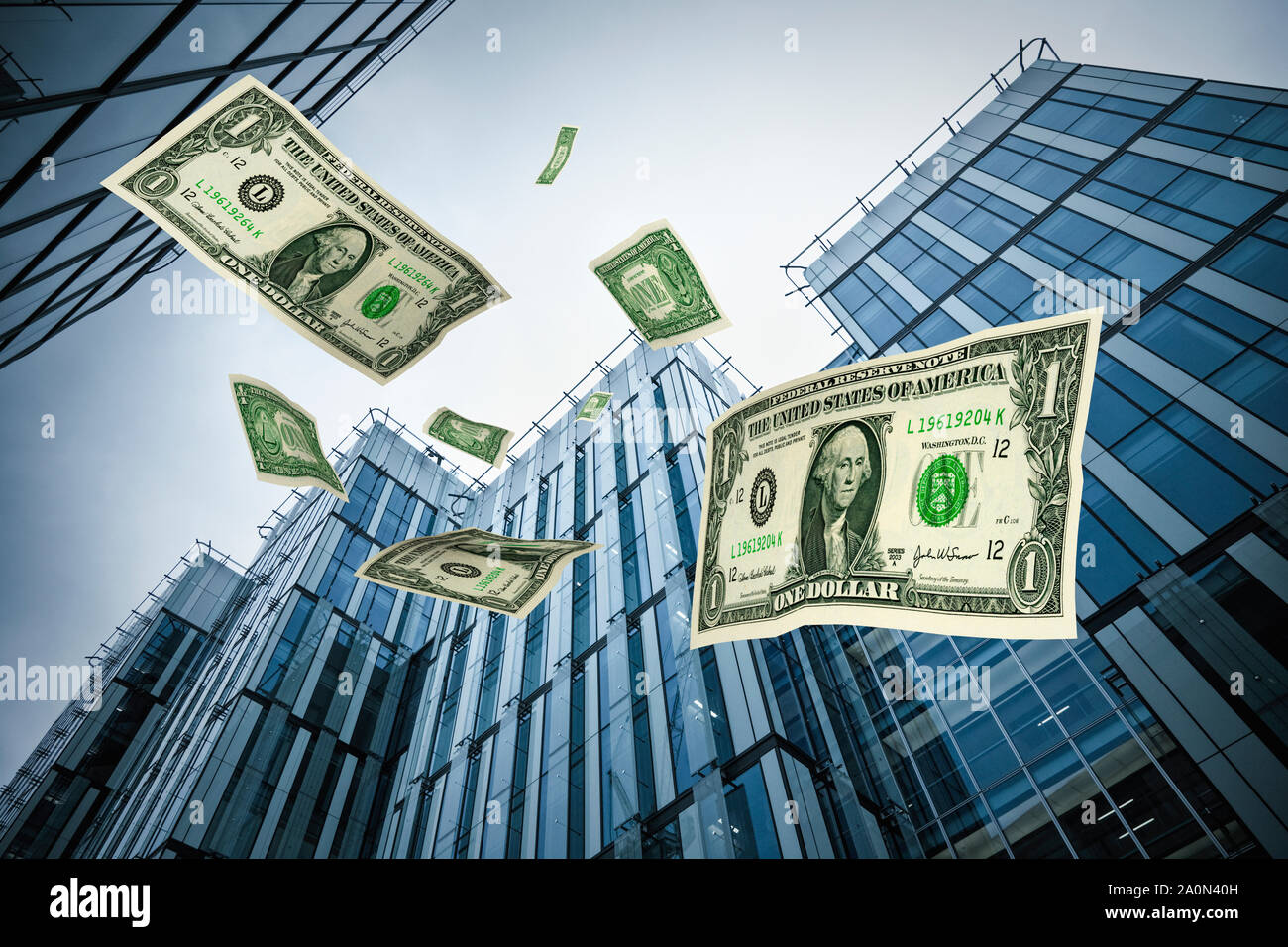 Dólares cayendo desde ciudad empresarial edificios rascacielos Foto de stock