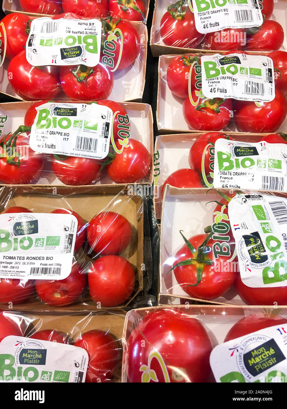 Tomates orgánicos aparecen en un supermercado, Lyon, Francia. Foto de stock