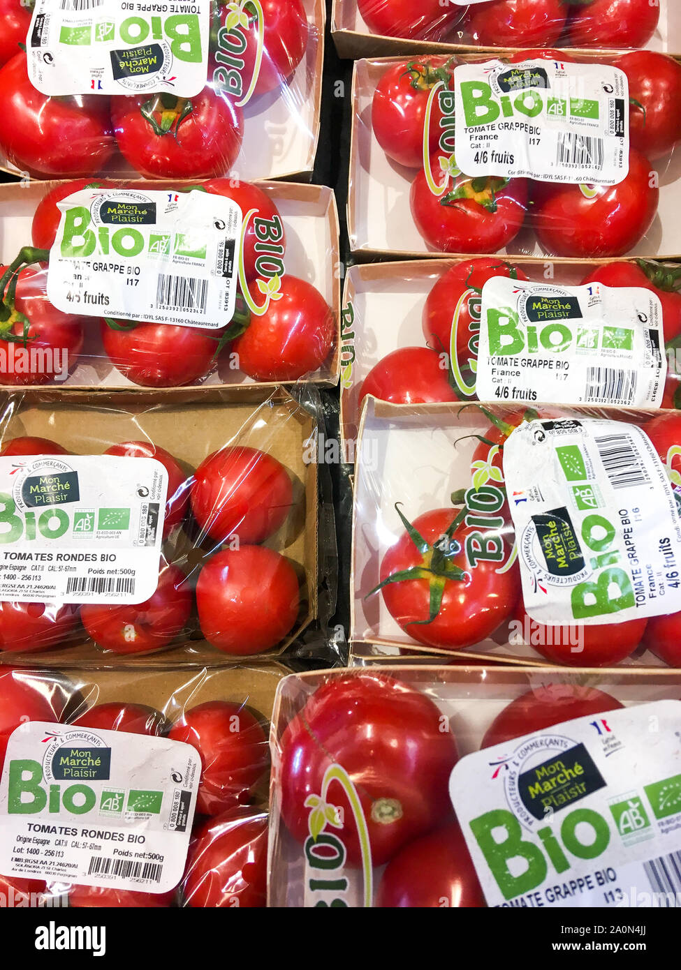 Tomates orgánicos aparecen en un supermercado, Lyon, Francia. Foto de stock