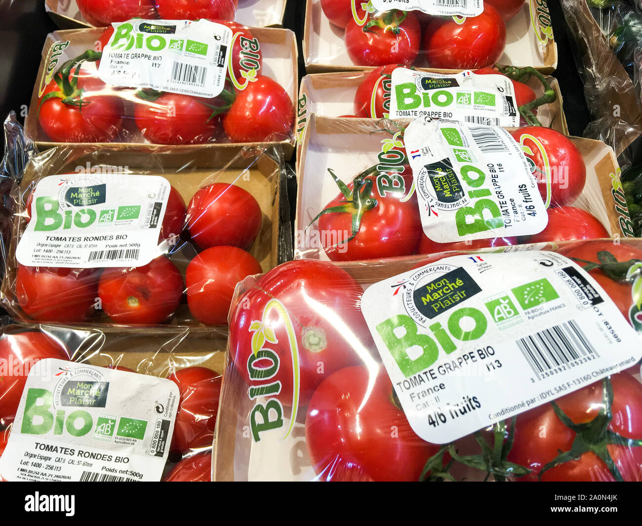 Tomates orgánicos aparecen en un supermercado, Lyon, Francia. Foto de stock