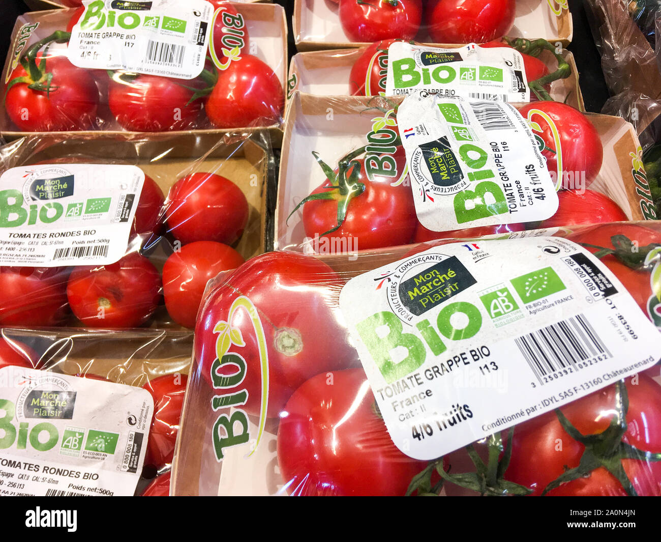 Tomates orgánicos aparecen en un supermercado, Lyon, Francia. Foto de stock